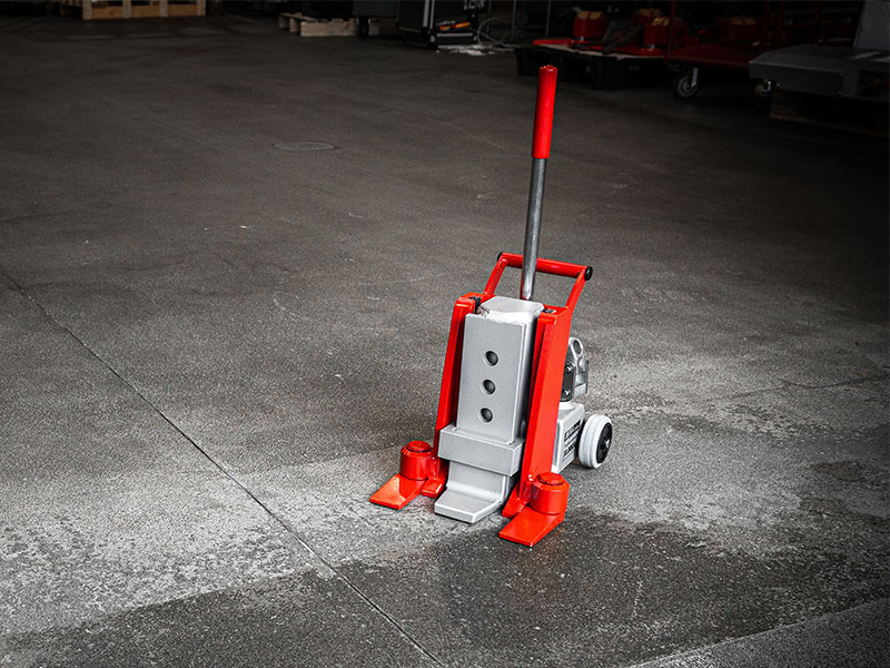 Hydraulic jacks